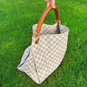 Louis Vuitton Artsy MM Shoulder Bag